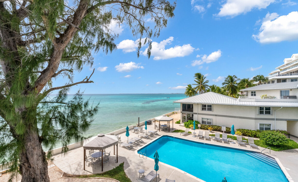TAMARIND BAY 25, SEVEN MILE BEACH PENTHOUSE WITH ROOFTOP TERRACE