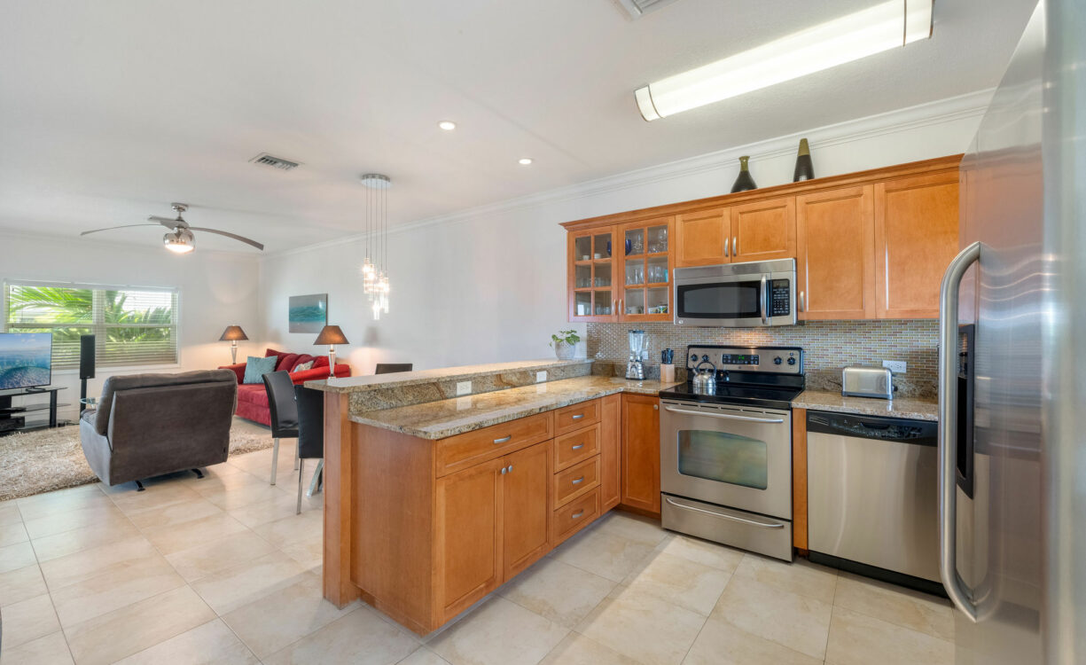 TAMARIND BAY 25, SEVEN MILE BEACH PENTHOUSE WITH ROOFTOP TERRACE