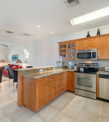 TAMARIND BAY 25, SEVEN MILE BEACH PENTHOUSE WITH ROOFTOP TERRACE