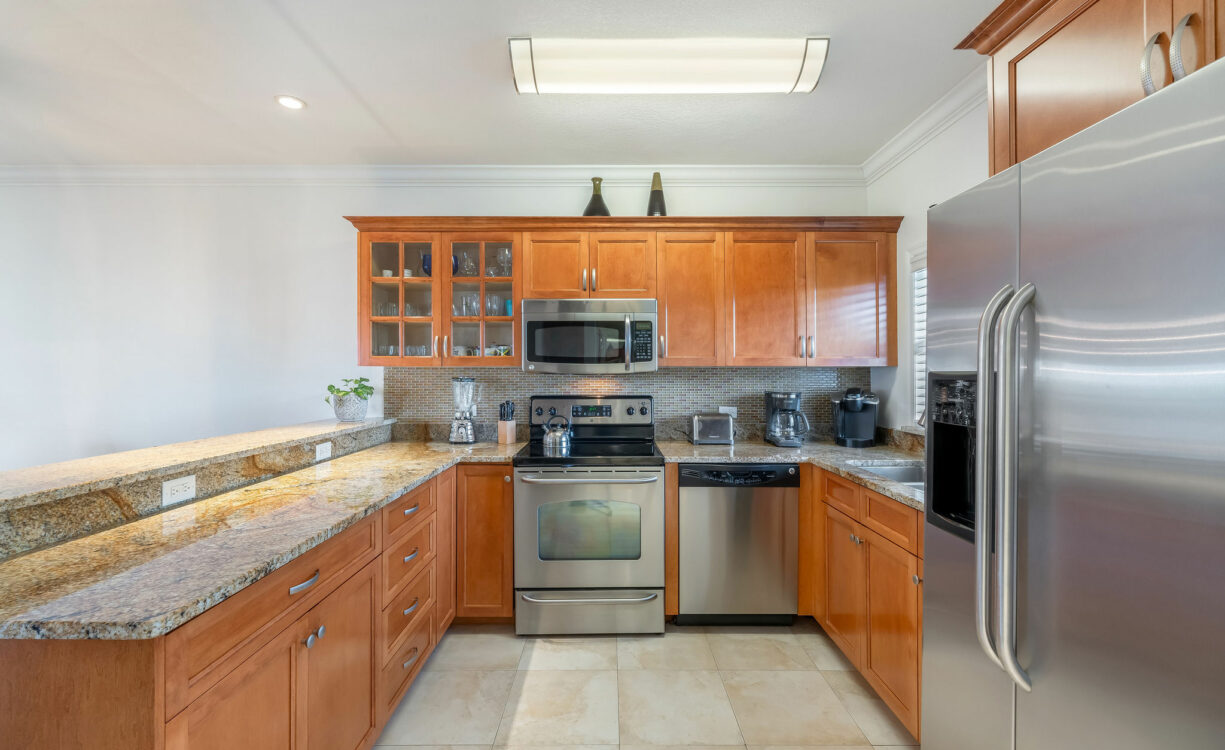 TAMARIND BAY 25, SEVEN MILE BEACH PENTHOUSE WITH ROOFTOP TERRACE
