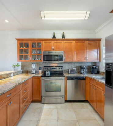 TAMARIND BAY 25, SEVEN MILE BEACH PENTHOUSE WITH ROOFTOP TERRACE