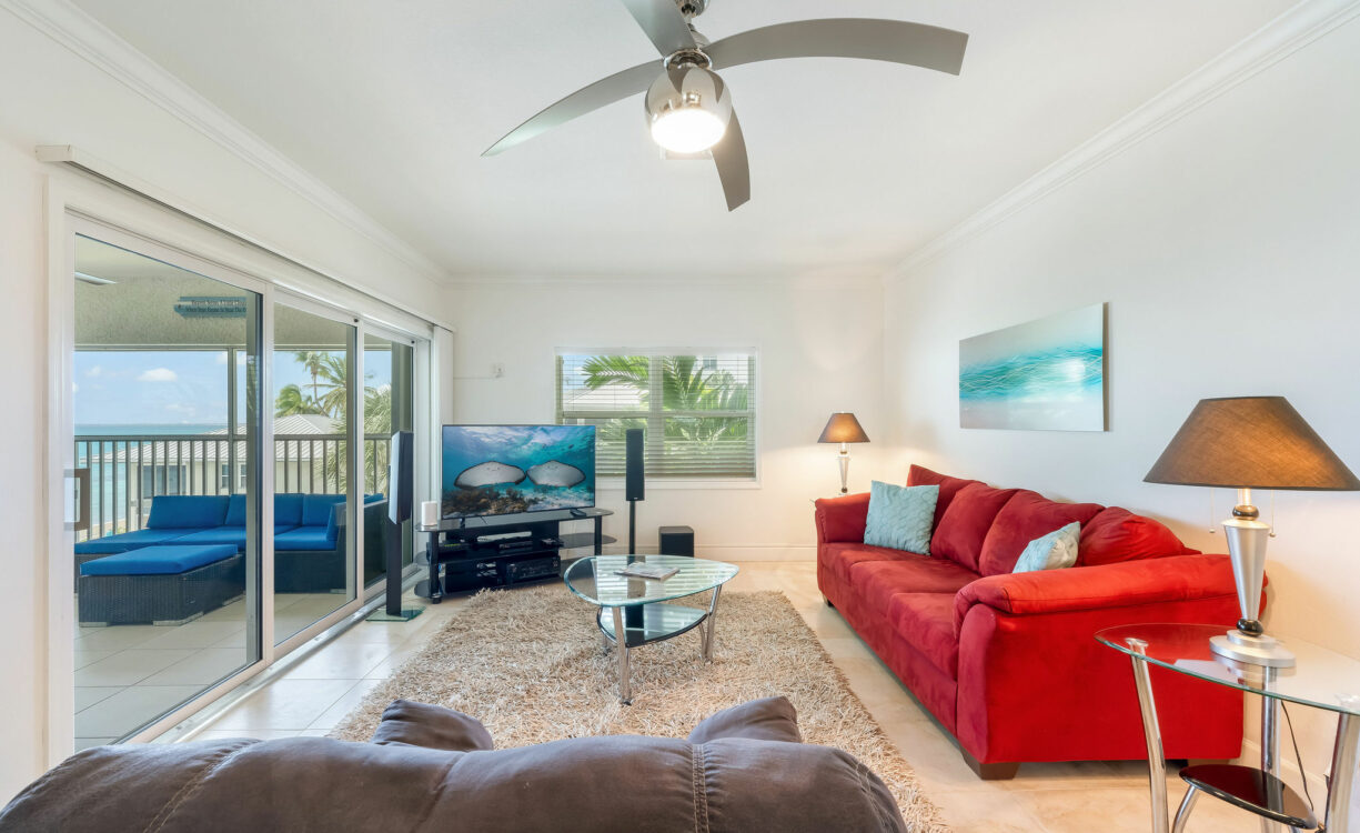 TAMARIND BAY 25, SEVEN MILE BEACH PENTHOUSE WITH ROOFTOP TERRACE