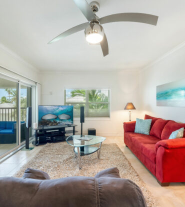 TAMARIND BAY 25, SEVEN MILE BEACH PENTHOUSE WITH ROOFTOP TERRACE