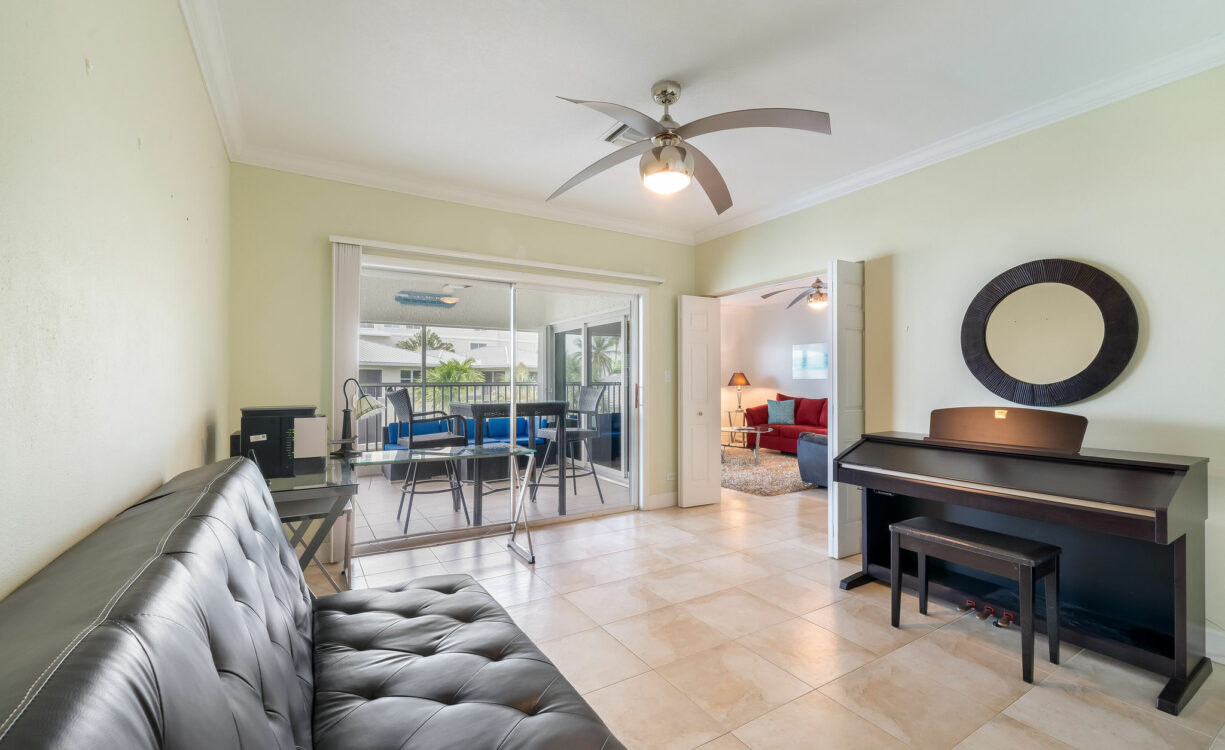 TAMARIND BAY 25, SEVEN MILE BEACH PENTHOUSE WITH ROOFTOP TERRACE