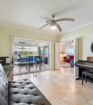 TAMARIND BAY 25, SEVEN MILE BEACH PENTHOUSE WITH ROOFTOP TERRACE