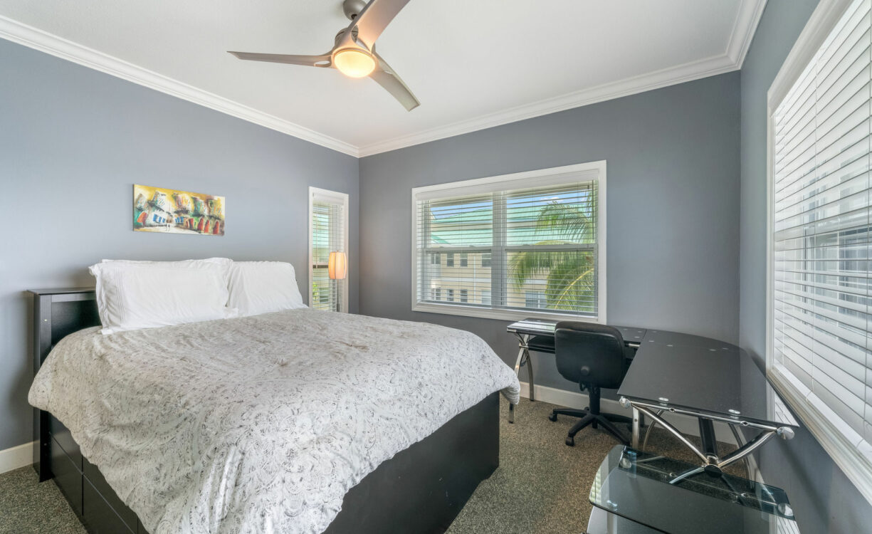 TAMARIND BAY 25, SEVEN MILE BEACH PENTHOUSE WITH ROOFTOP TERRACE