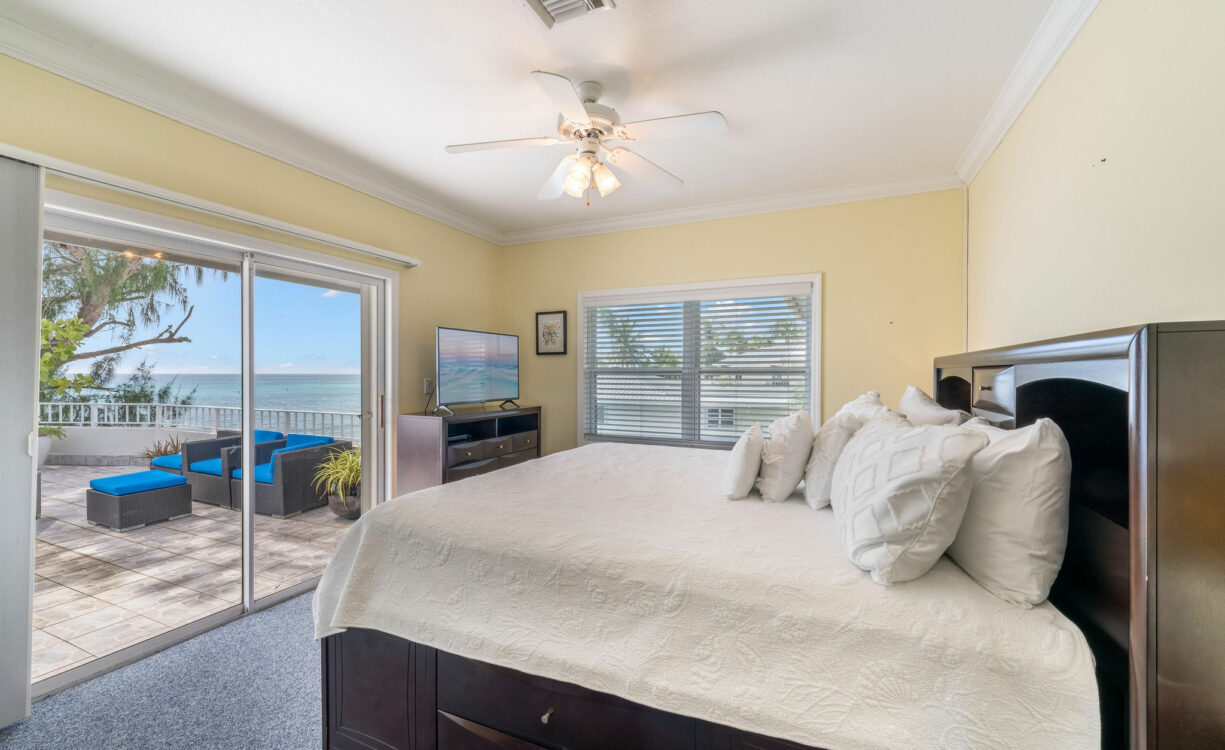 TAMARIND BAY 25, SEVEN MILE BEACH PENTHOUSE WITH ROOFTOP TERRACE