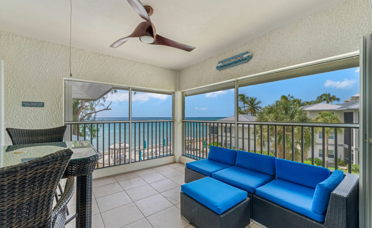 TAMARIND BAY 25, SEVEN MILE BEACH PENTHOUSE WITH ROOFTOP TERRACE