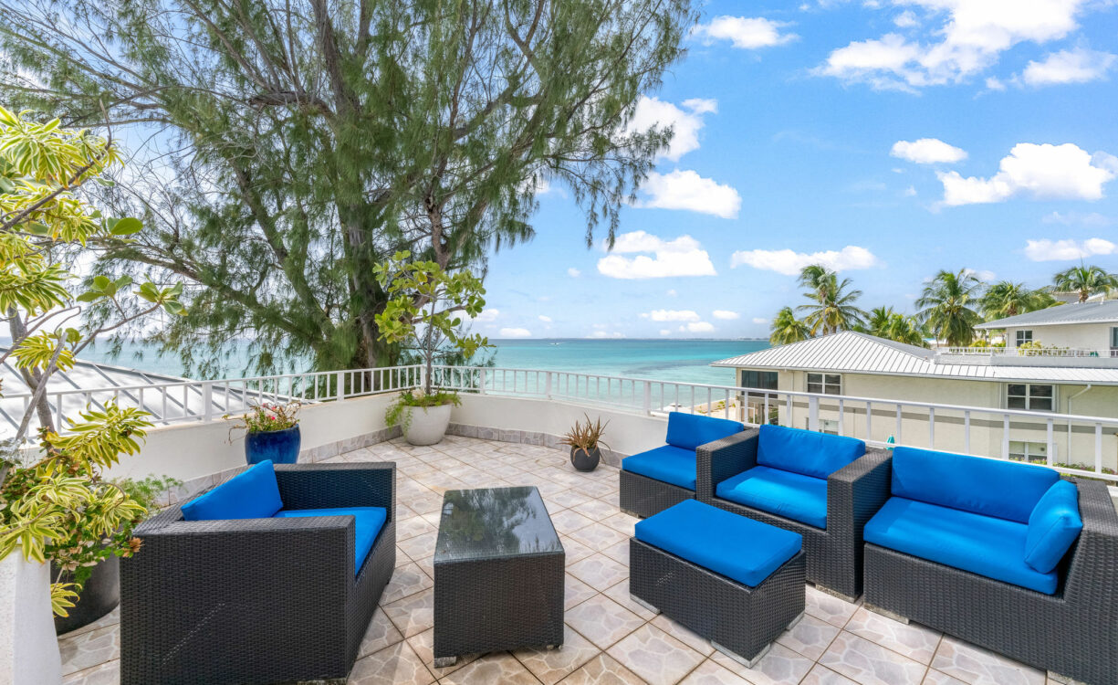 TAMARIND BAY 25, SEVEN MILE BEACH PENTHOUSE WITH ROOFTOP TERRACE