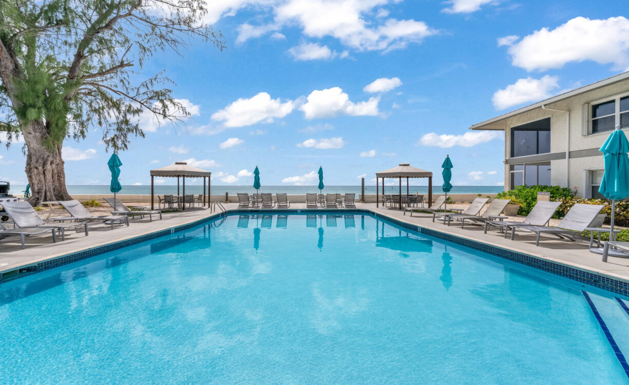 TAMARIND BAY 25, SEVEN MILE BEACH PENTHOUSE WITH ROOFTOP TERRACE