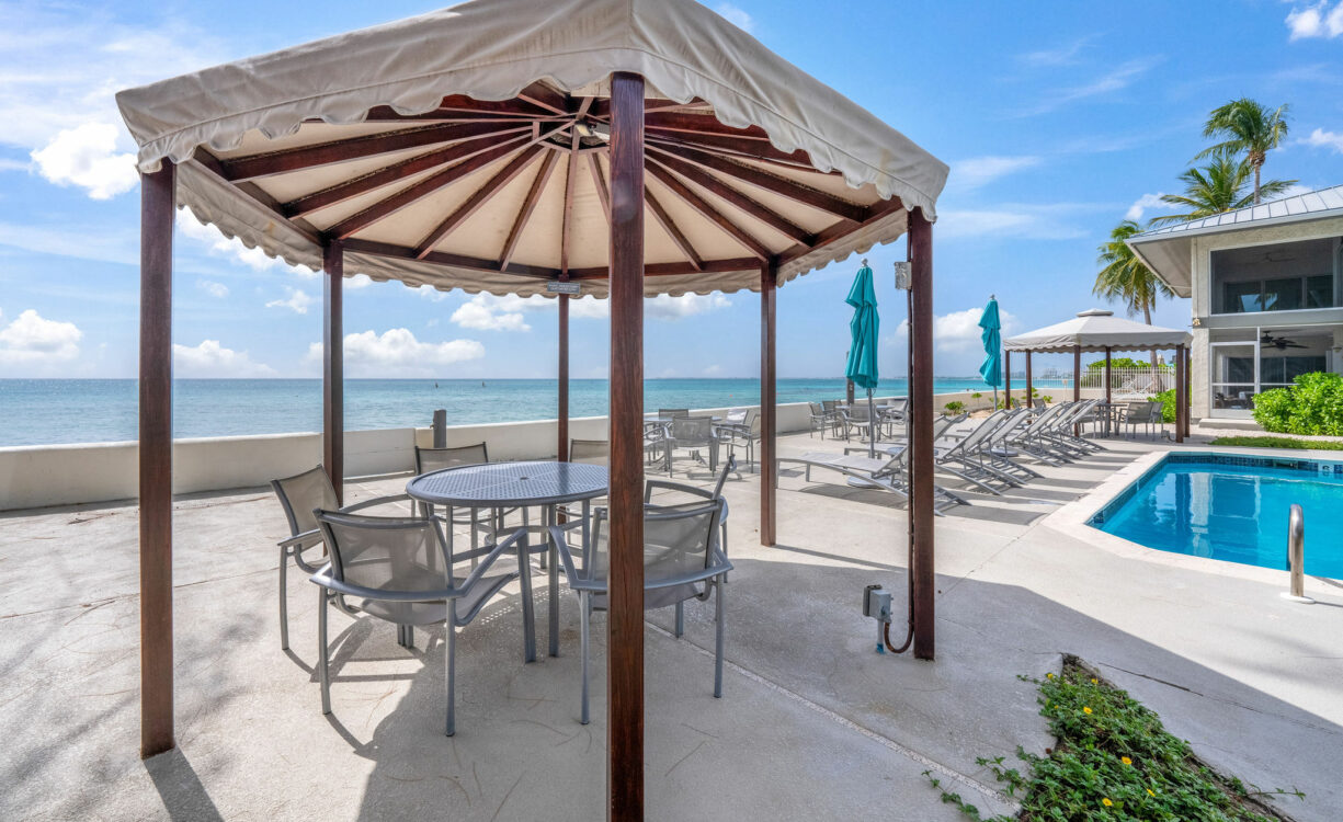 TAMARIND BAY 25, SEVEN MILE BEACH PENTHOUSE WITH ROOFTOP TERRACE