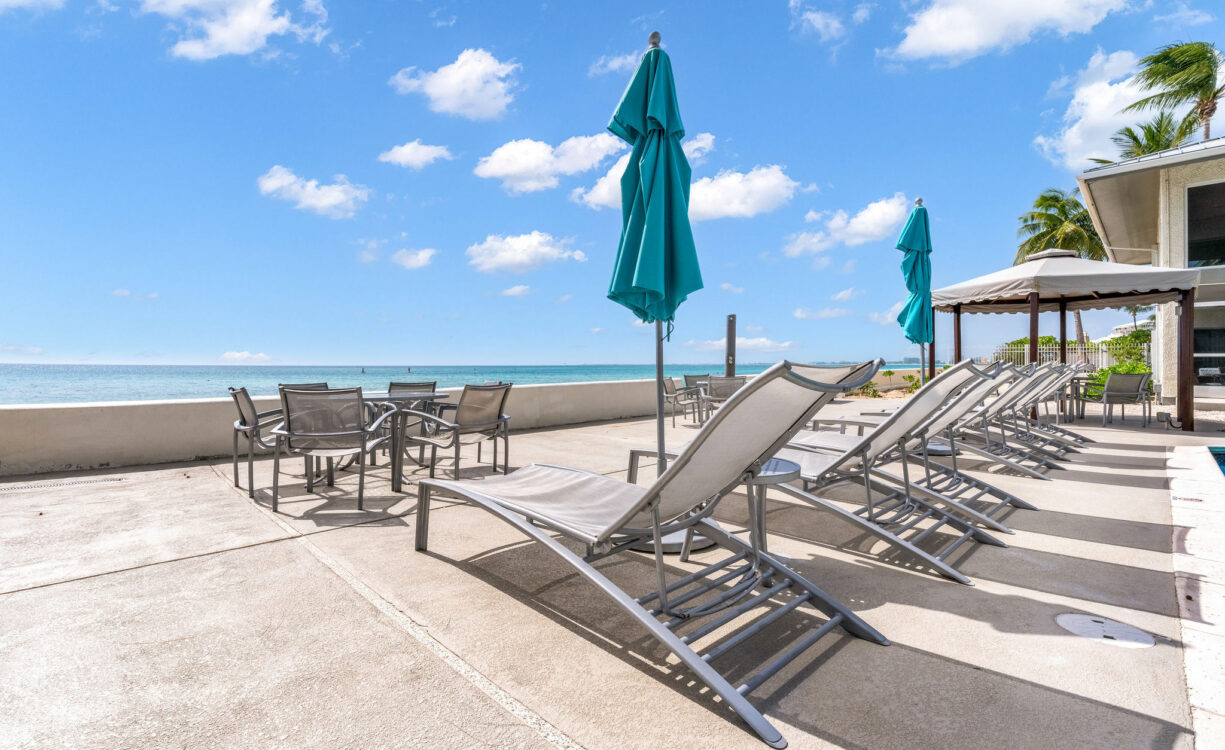TAMARIND BAY 25, SEVEN MILE BEACH PENTHOUSE WITH ROOFTOP TERRACE