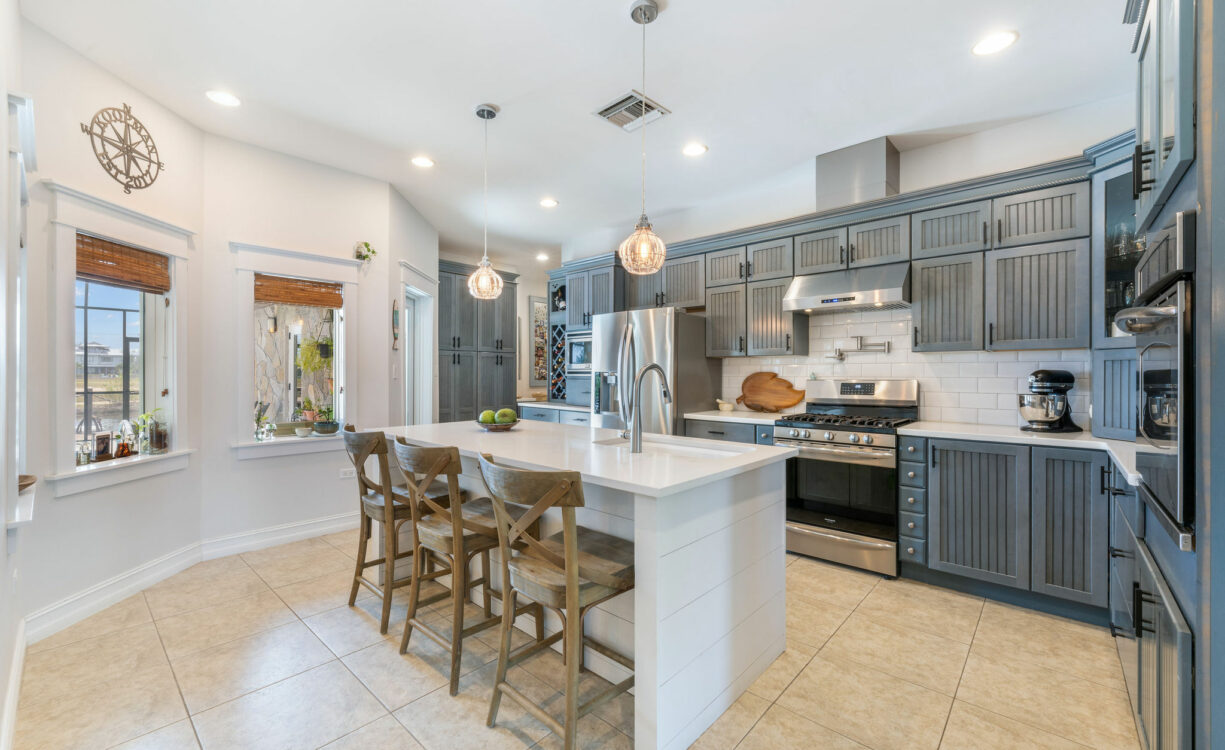 PROSPECT DRIVE 601, CANAL FRONT HOME