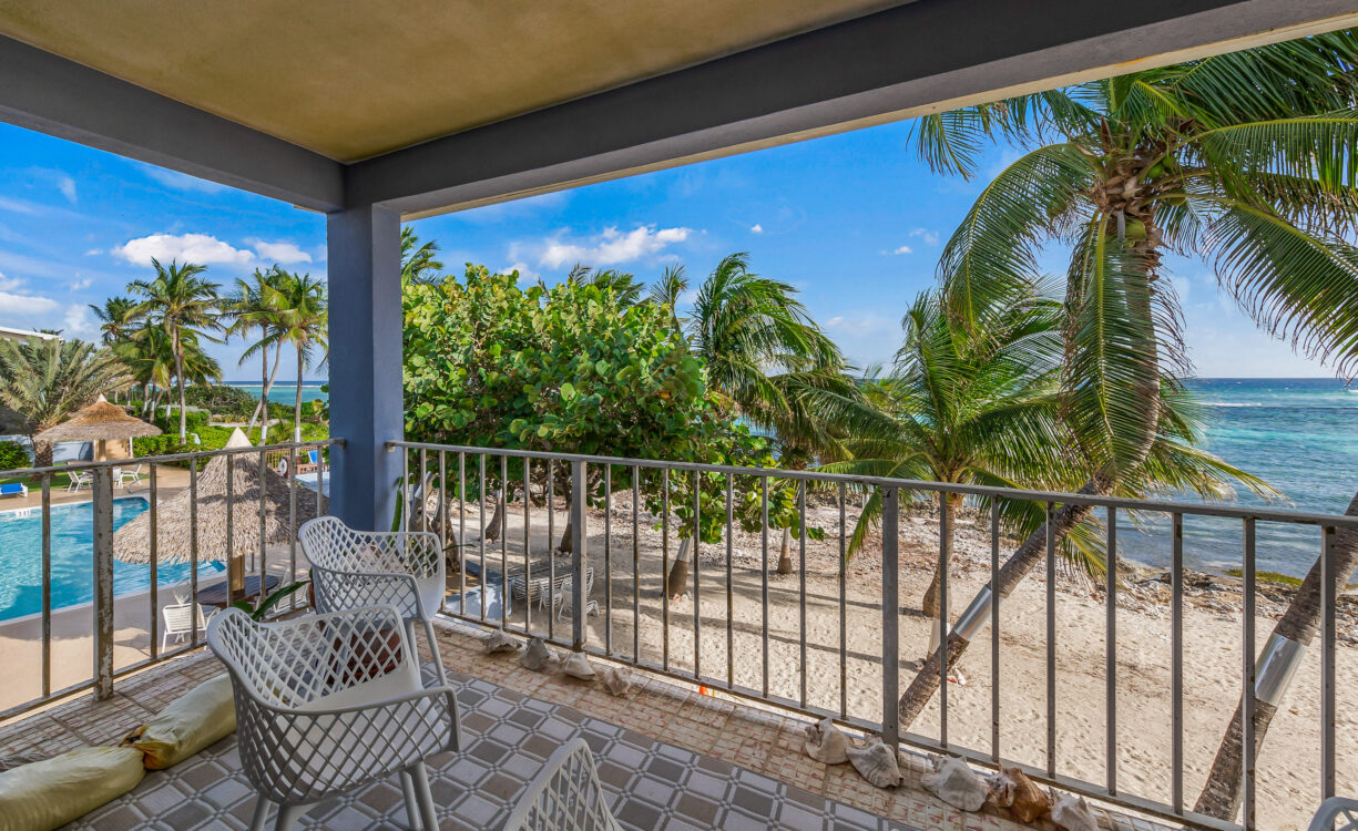 MOON BAY, BEACHFRONT 2 BED