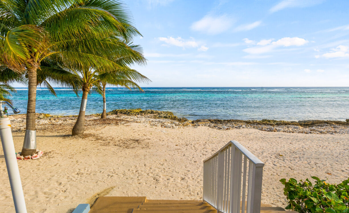 MOON BAY, BEACHFRONT 2 BED