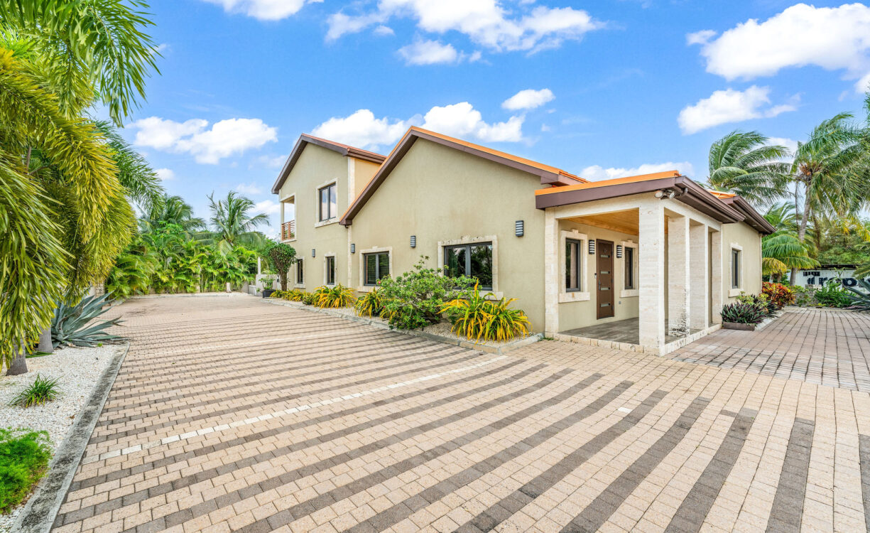 GLADE DRIVE 44, WEST BAY HOME & APARTMENT