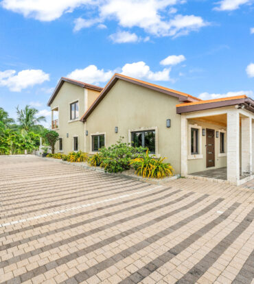 GLADE DRIVE 44, WEST BAY HOME & APARTMENT
