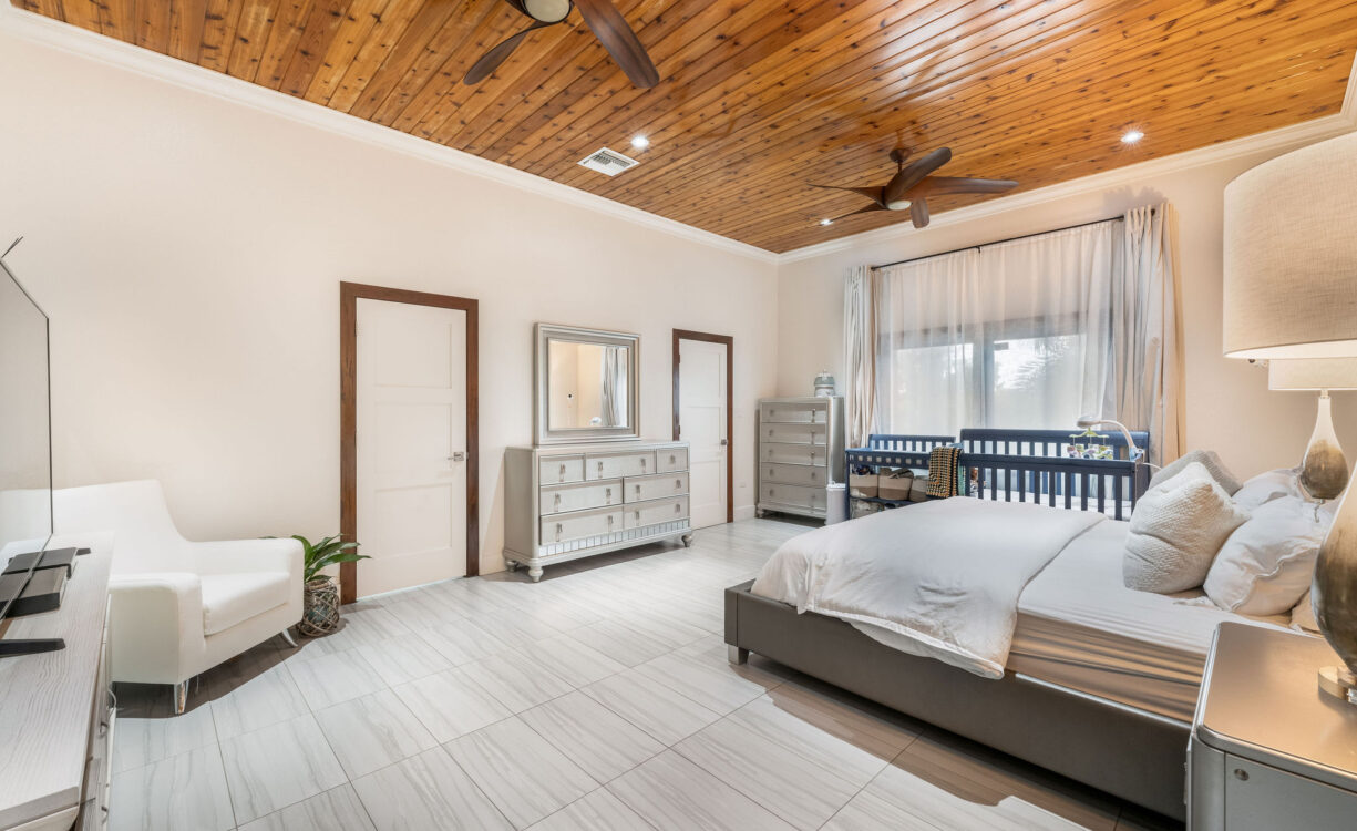 GLADE DRIVE 44, WEST BAY HOME & APARTMENT
