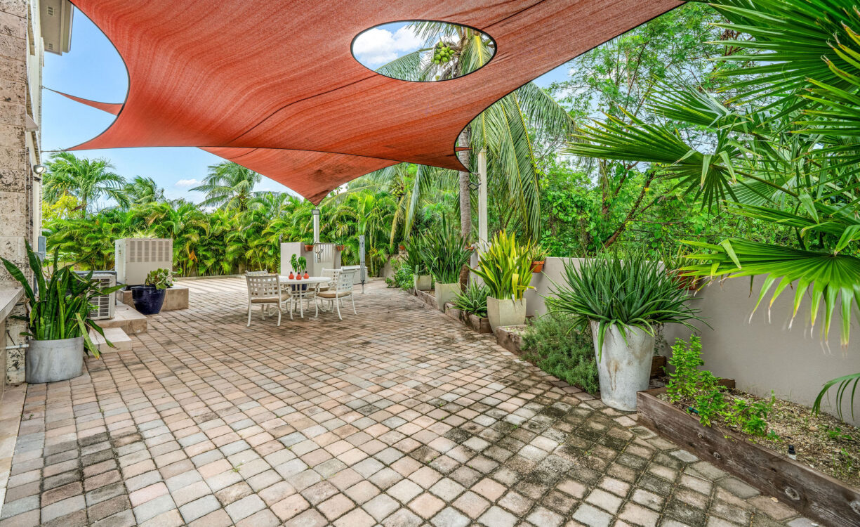 GLADE DRIVE 44, WEST BAY HOME & APARTMENT