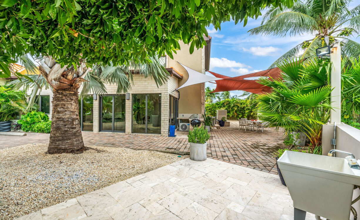 GLADE DRIVE 44, WEST BAY HOME & APARTMENT