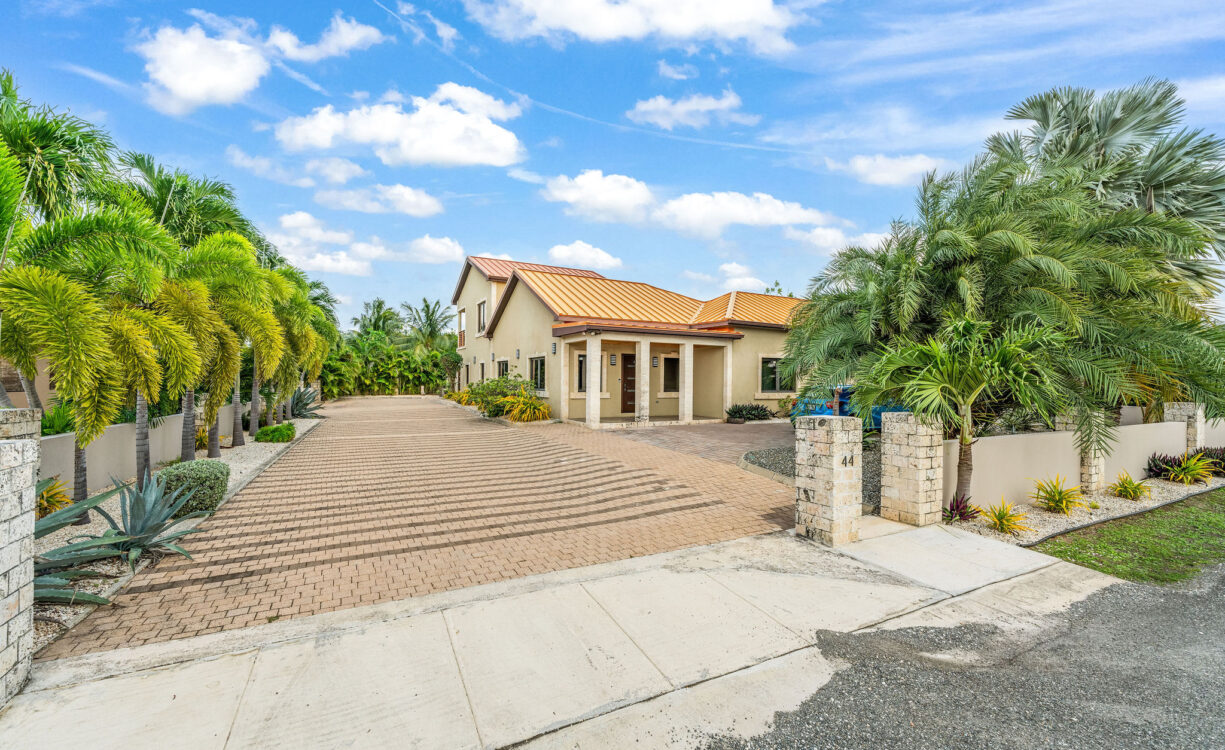 GLADE DRIVE 44, WEST BAY HOME & APARTMENT
