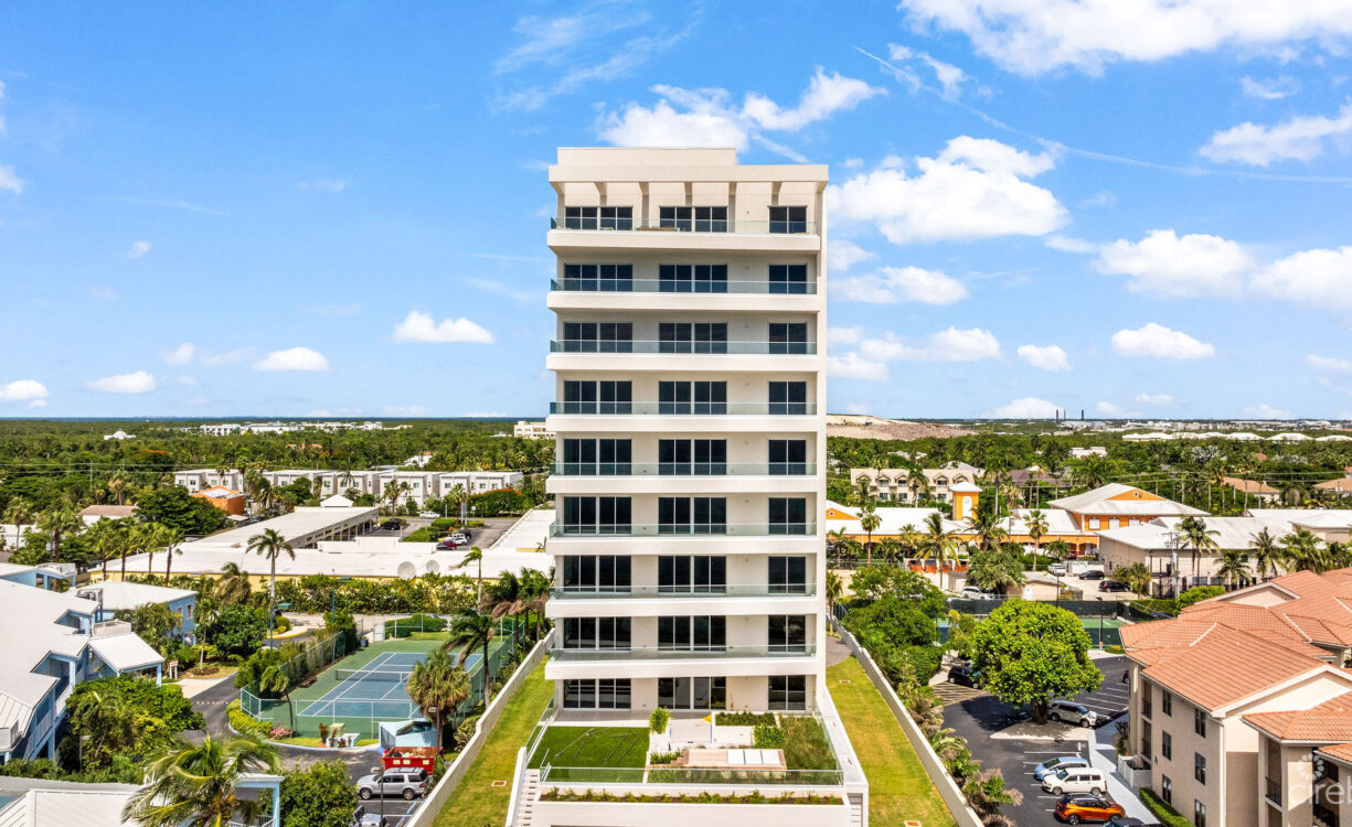 AQUA - BEACHFRONT RESIDENCE #5, SEVEN MILE BEACH