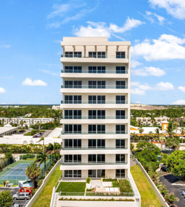 AQUA - BEACHFRONT RESIDENCE #5, SEVEN MILE BEACH