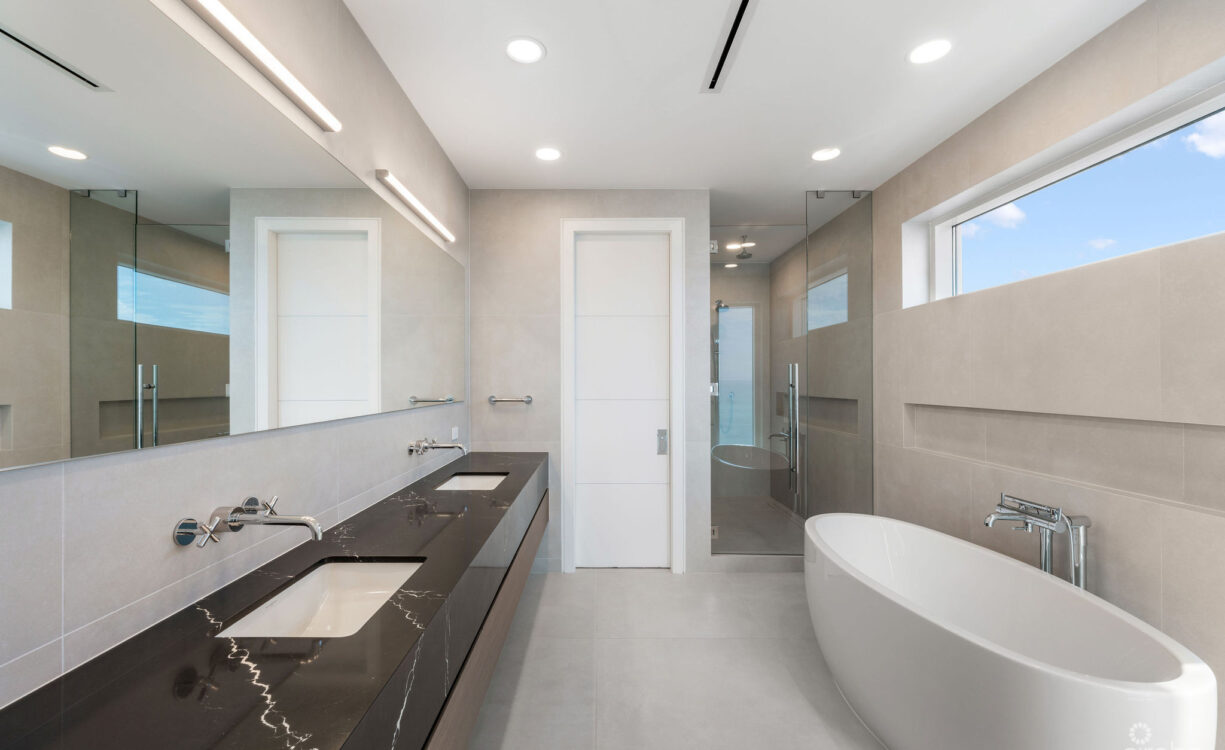 AQUA - BEACHFRONT RESIDENCE #5, SEVEN MILE BEACH