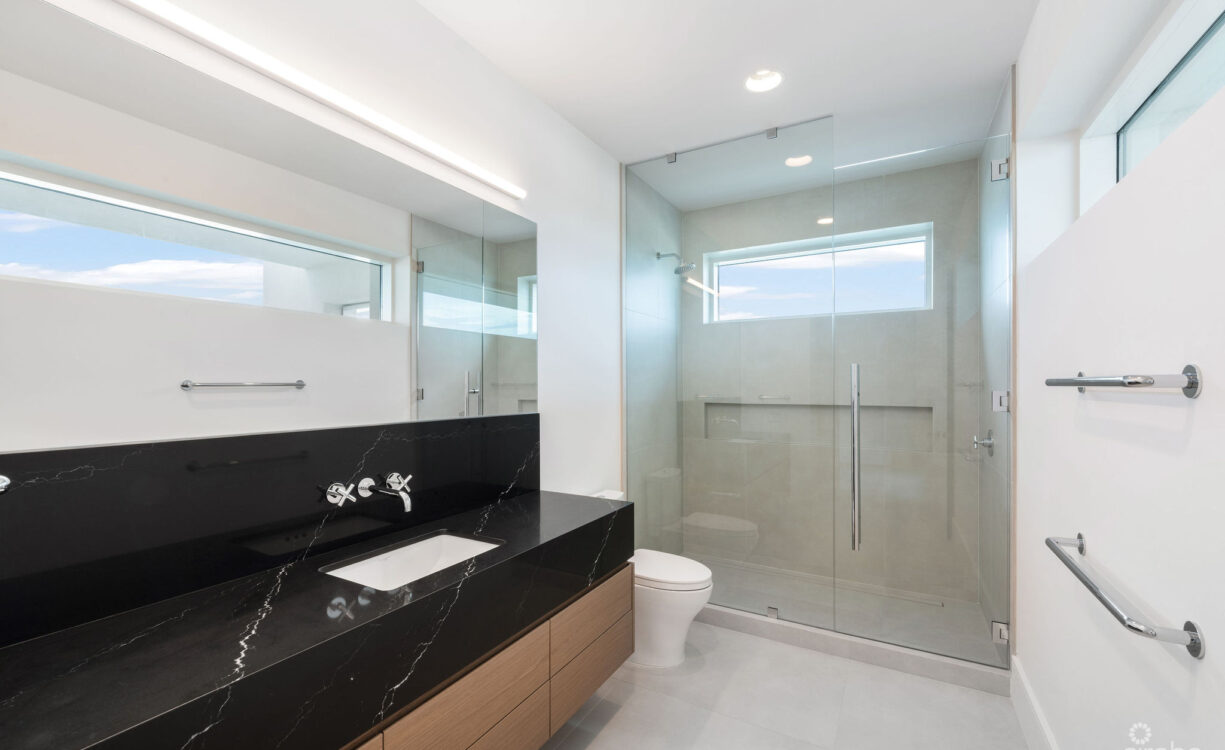 AQUA - BEACHFRONT RESIDENCE #5, SEVEN MILE BEACH