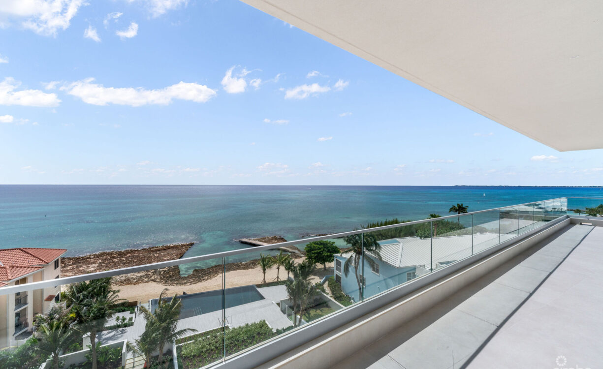 AQUA - BEACHFRONT RESIDENCE #5, SEVEN MILE BEACH