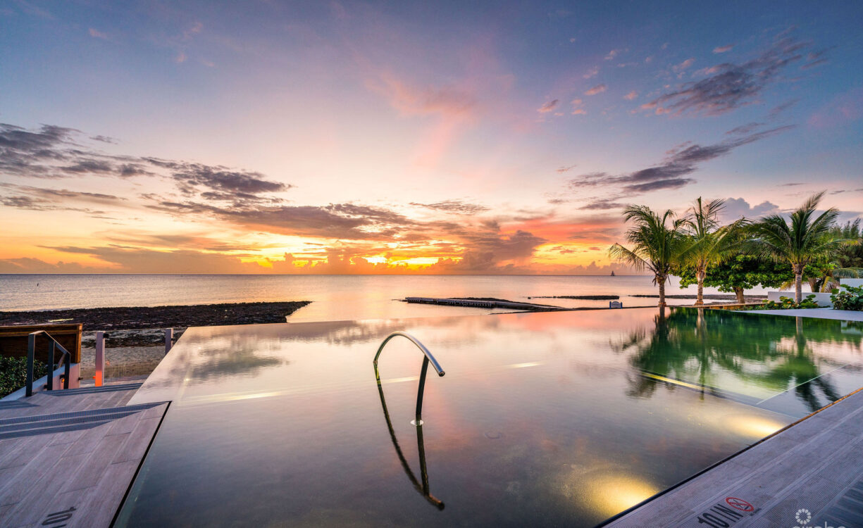 AQUA - BEACHFRONT RESIDENCE #5, SEVEN MILE BEACH