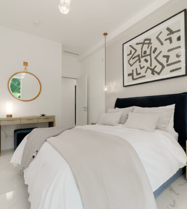 FIN- CHIC 4 BED W DEN CONDO
