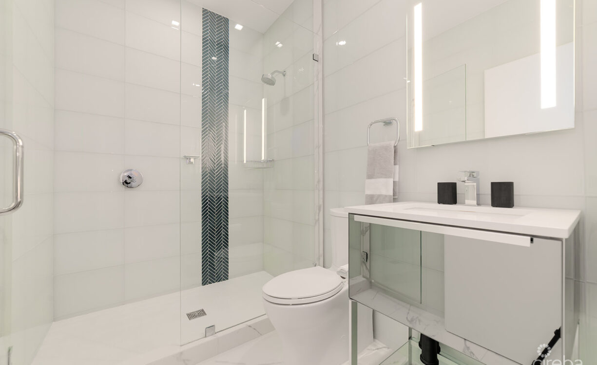 FIN- CHIC 4 BED W DEN CONDO