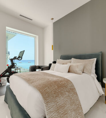 FIN- CHIC 4 BED W DEN CONDO