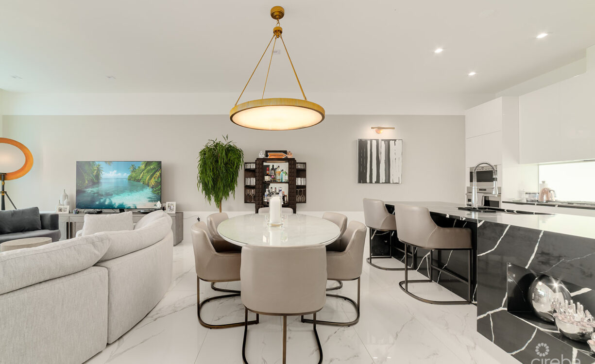 FIN- CHIC 4 BED W DEN CONDO