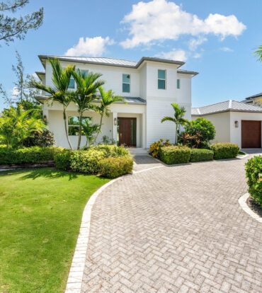THE LAKES EXECUTUVE FAMILY HOME WITH POOL
