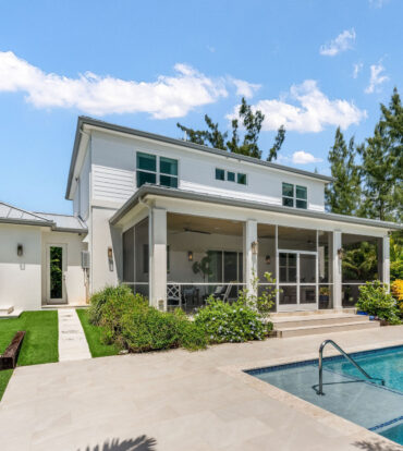 THE LAKES EXECUTUVE FAMILY HOME WITH POOL
