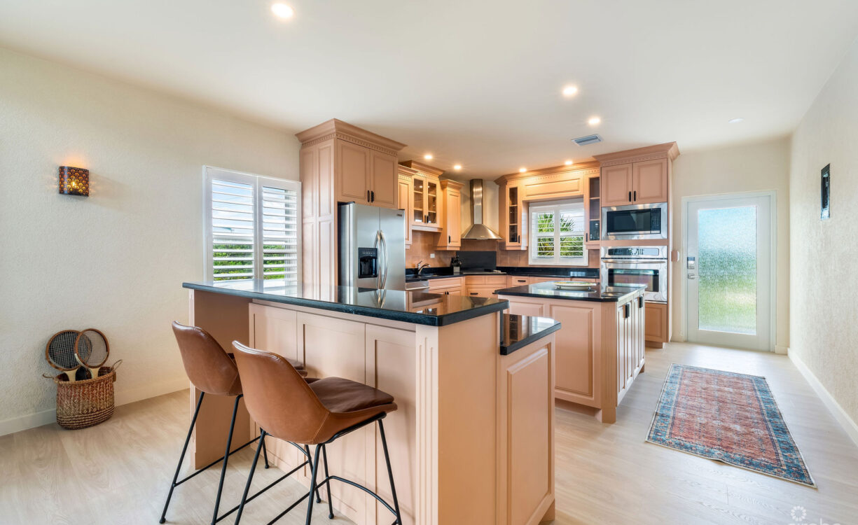 SUPERB VALUE AND VIEWS ON SPOTTS BEACH - 15 CORAL BAY VILLAGE