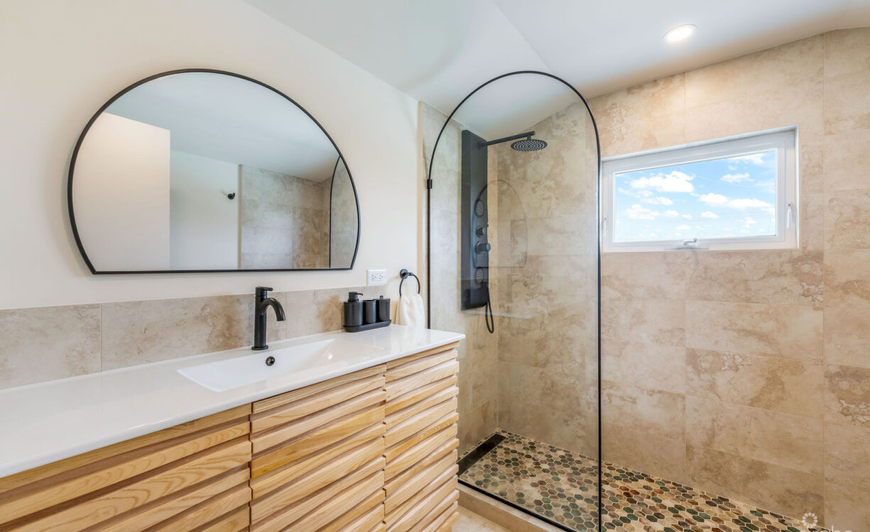 SUPERB VALUE AND VIEWS ON SPOTTS BEACH - 15 CORAL BAY VILLAGE