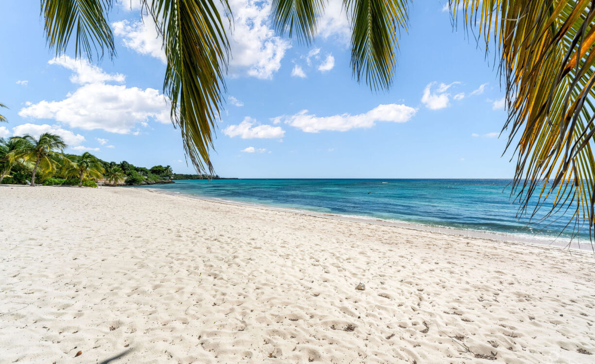 SUPERB VALUE AND VIEWS ON SPOTTS BEACH - 15 CORAL BAY VILLAGE