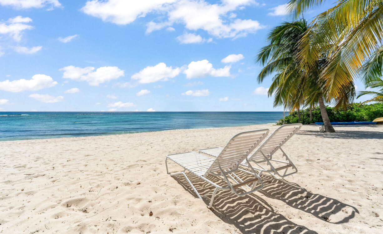 SUPERB VALUE AND VIEWS ON SPOTTS BEACH - 15 CORAL BAY VILLAGE