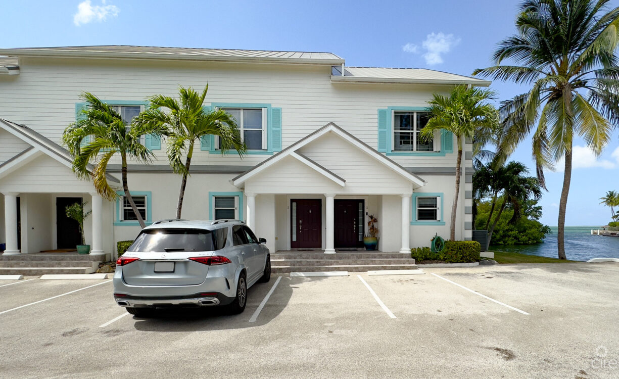 COASTAL ESCAPE WATERFRONT TOWNHOUSE