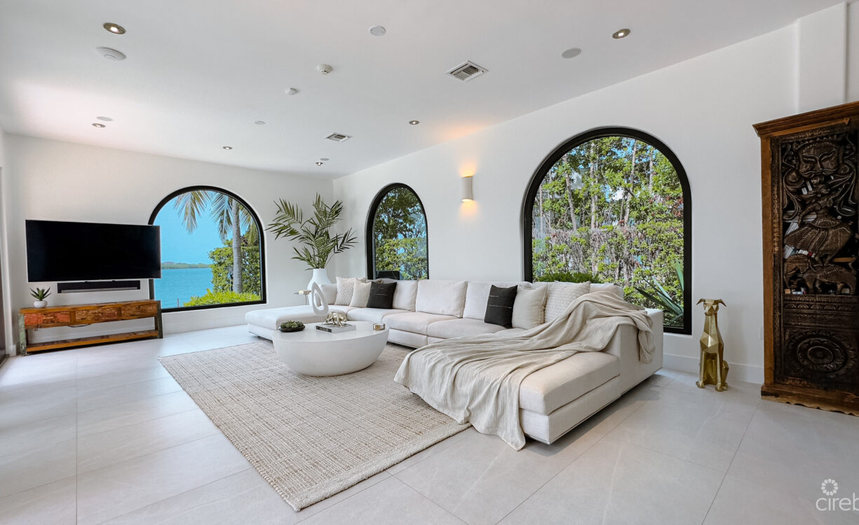 CRYSTAL HAROUR - OCEAN FRONT HOME