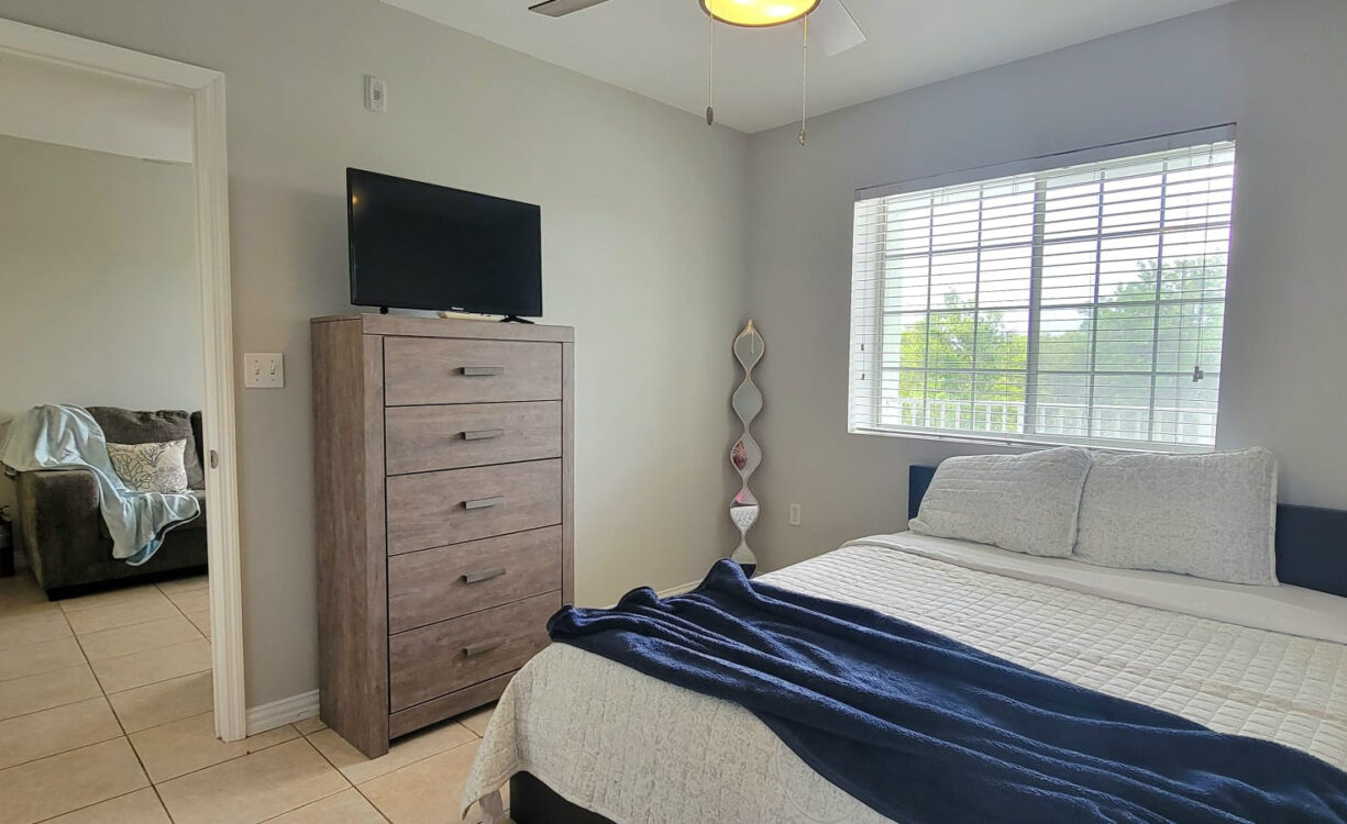 LAKESIDE--1BED/1BATH--MINUTES TO CAMANA BAY/SEVEN MILE BEACH