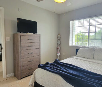 LAKESIDE--1BED/1BATH--MINUTES TO CAMANA BAY/SEVEN MILE BEACH