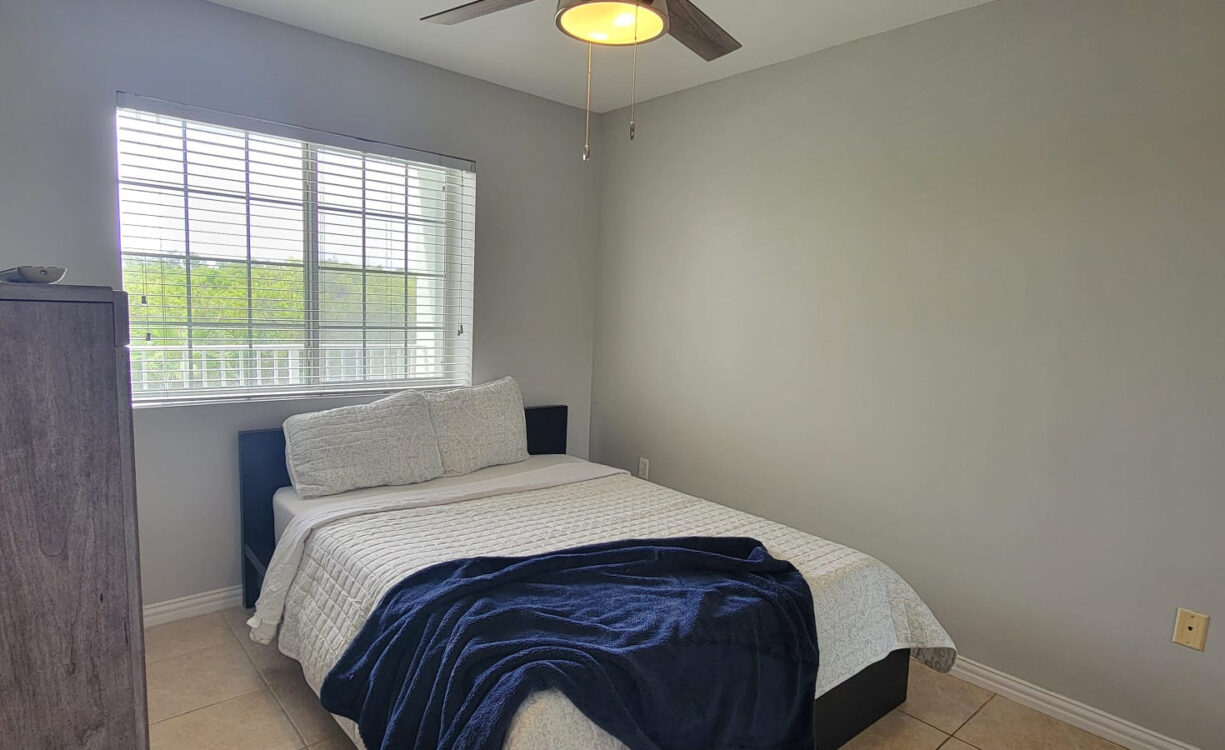 LAKESIDE--1BED/1BATH--MINUTES TO CAMANA BAY/SEVEN MILE BEACH