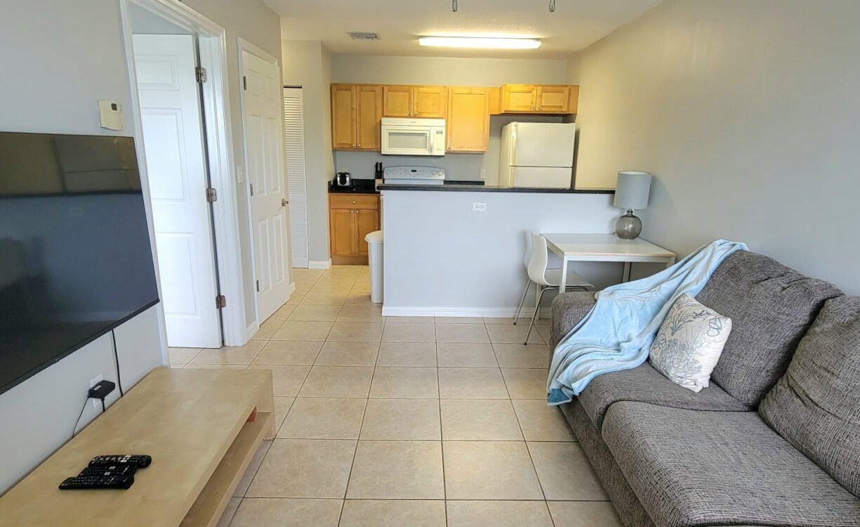 LAKESIDE--1BED/1BATH--MINUTES TO CAMANA BAY/SEVEN MILE BEACH