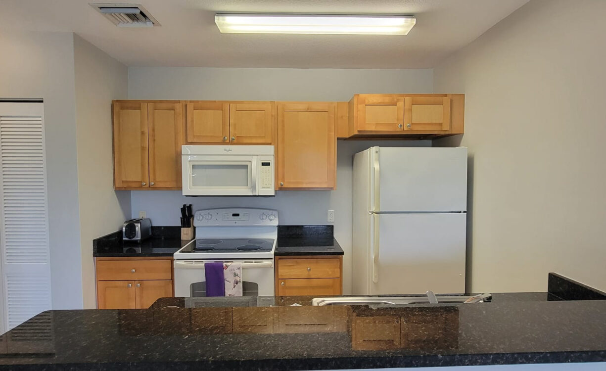 LAKESIDE--1BED/1BATH--MINUTES TO CAMANA BAY/SEVEN MILE BEACH