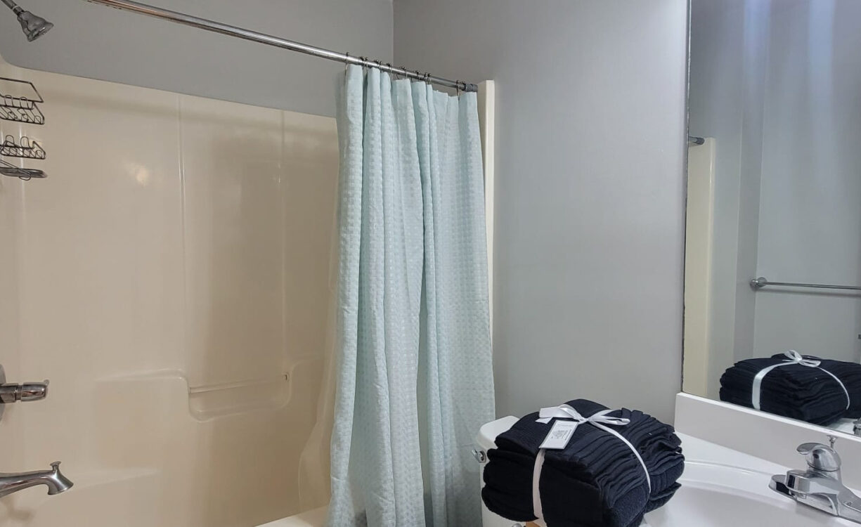 LAKESIDE--1BED/1BATH--MINUTES TO CAMANA BAY/SEVEN MILE BEACH