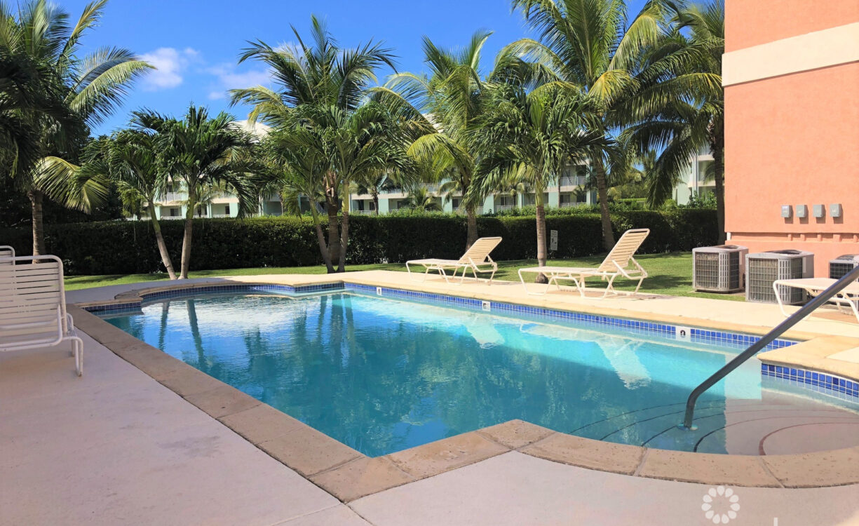 LAKESIDE--1BED/1BATH--MINUTES TO CAMANA BAY/SEVEN MILE BEACH